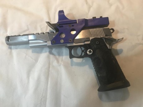 Buenas vendo una pistola SPS 9 mm  lléva tres cargadores de 27 balas dos de ellos son SPS y otro STI  02