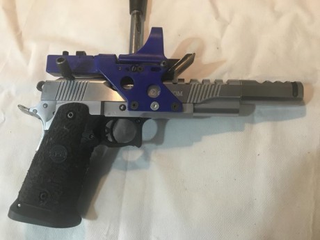 Buenas vendo una pistola SPS 9 mm  lléva tres cargadores de 27 balas dos de ellos son SPS y otro STI  01