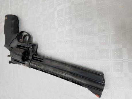 Vendo Revolver Taurus 44mag 8"3/8" muy pocos tiros prácticamente nuevo 450€+portes
El arma se 01