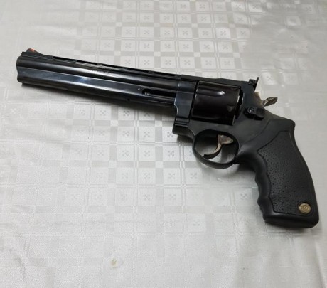 Vendo Revolver Taurus 44mag 8"3/8" muy pocos tiros prácticamente nuevo 450€+portes
El arma se 00
