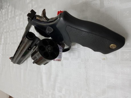 Vendo Revolver Taurus 44mag 8"3/8" muy pocos tiros prácticamente nuevo 450€+portes
El arma se 10