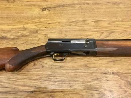 Vendo escopeta clásica Auto 5 calibre 12, pretina repavonada, culata al aceite, muy buen estado, choques 01