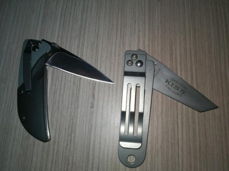 CRKT M16 13 Z
zytel medio serrado mano
Hoja de acero AUS4
Longitud cerrada: 12.06cm
Abierto Longitud: 00