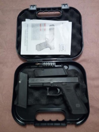 Vendo glock 17 3ªG con dos cargadores y cargador rapido.Guiada en F.Se encuentra en Aranda de Duero(Burgos).Tiene 12