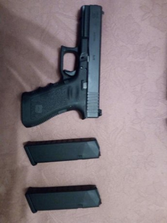Vendo glock 17 3ªG con dos cargadores y cargador rapido.Guiada en F.Se encuentra en Aranda de Duero(Burgos).Tiene 11