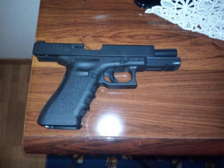 Vendo glock 17 3ªG con dos cargadores y cargador rapido.Guiada en F.Se encuentra en Aranda de Duero(Burgos).Tiene 10