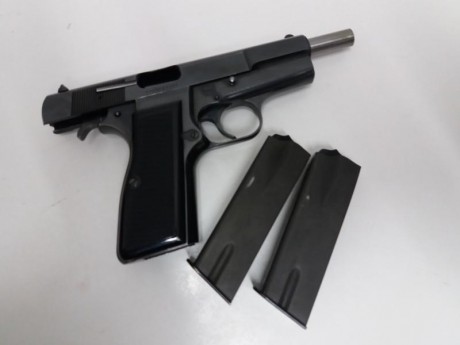Vendo Pistola FN Browning calibre 9-P
Con dos cargadores, en muy buen estado, pocos tiros.
Precio 250€. 01