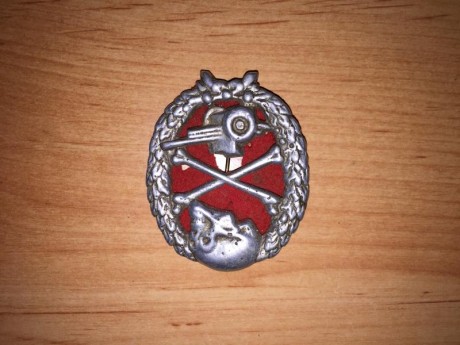 Hola a todos hace tiempo herede una insignia que perteneció a mi difunto abuelo el cual falleció hace 02