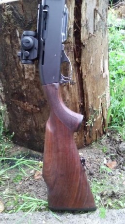 Hola.Un amigo quiere vender su rifle semiautomatico Remington 7400 en calibre 30.06 con visor punto rojo 01