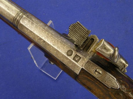 Voy a colocar unas fotos de un arma larga alemana de llave de mecha del siglo XVI. 101