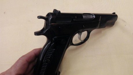 VENDIDA
 ,Vendo PISTOLA CZ 75 , de los primeros modelos, año 79 ,calibre 9 Parabellum , en muy buen estado 01