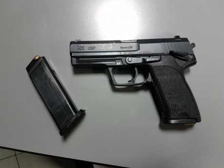 Un compañero vende una HK USP modelo estándar, no es la compact, no ha disparado ni 500 tiros ya que ha 01