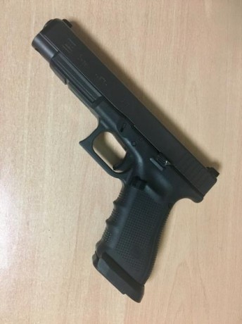 Buenas 

Vendo:
Pistola GLOCK
Modelo 34
Calibre 9 mm
Generacion 4
Dos cargadores
Backtrap 
Maletín abs 02
