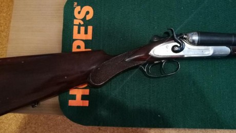 Vendo escopeta de perrillos antigua de la marca Sarasqueta del calibre 12. Esta restaurada.
El arma esta 01