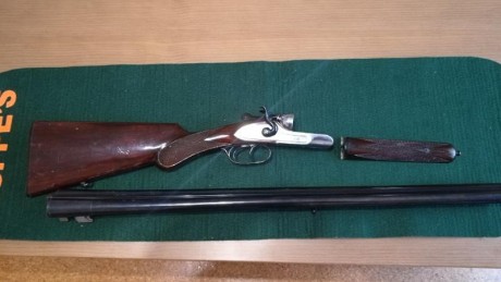 Vendo escopeta de perrillos antigua de la marca Sarasqueta del calibre 12. Esta restaurada.
El arma esta 11