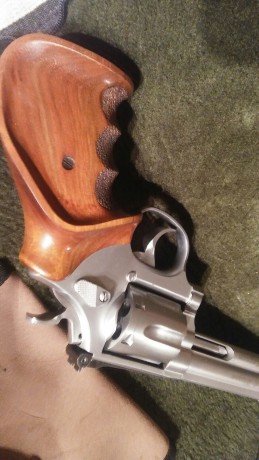 Buenas, un amigo vende este revolver, perfecto estado estético y de tiro, se encuentra en Pontevedra y 01