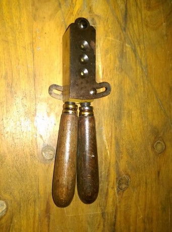 Hola.
Vendo turquesa antigua para hacer bolas del calibre 44, para pistola.En buen estado.
Precio 25€ 02