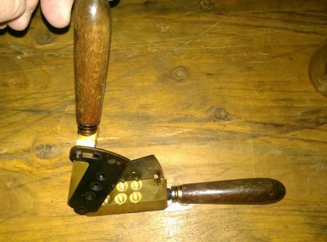Hola.
Vendo turquesa antigua para hacer bolas del calibre 44, para pistola.En buen estado.
Precio 25€ 01