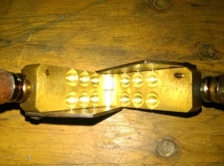 Hola.
Vendo turquesa antigua para hacer bolas del calibre 44, para pistola.En buen estado.
Precio 25€ 00