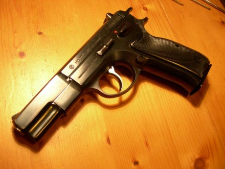 VENDIDA
 ,Vendo PISTOLA CZ 75 , de los primeros modelos, año 79 ,calibre 9 Parabellum , en muy buen estado 50