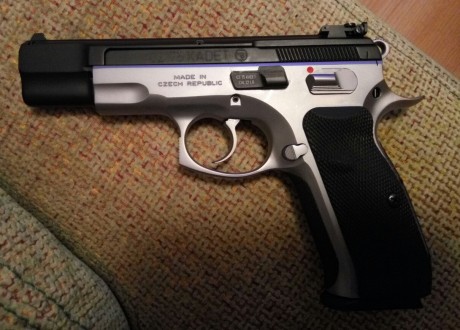 Hola amigos! ya que se muestran tantas armas buenas creo que a los propietarios de una cz 75 se nos tendría 31