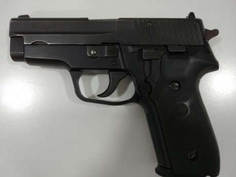Vendo Sig Sauer P228 9Pb con dos cargadores,guiada en F. Cachas Hogue y funda Galco de Kydex y cuero. 01