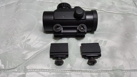 Vendo punto rojo para carriles de 11mm., con adaptadores a carriles picatinny y weaver, su precio es 50 01