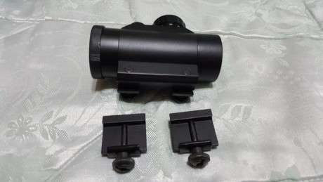 Vendo punto rojo para carriles de 11mm., con adaptadores a carriles picatinny y weaver, su precio es 50 00