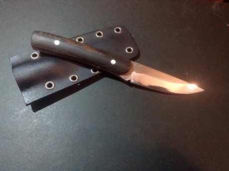 Pongo a la veta este cuchillo artesanal, vaciado scandi.
Acero: 1095
Grosor: 3mm
Longitud hoja: 7cm
Longitud 00