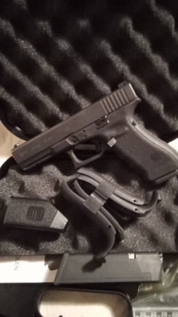 Buenas,

Pongo a la venta glock 17 4gen en su maletín con sus cargadores y todos sus accesorios.
Tiene 02