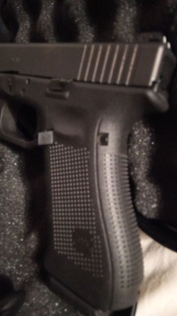 Buenas,

Pongo a la venta glock 17 4gen en su maletín con sus cargadores y todos sus accesorios.
Tiene 00