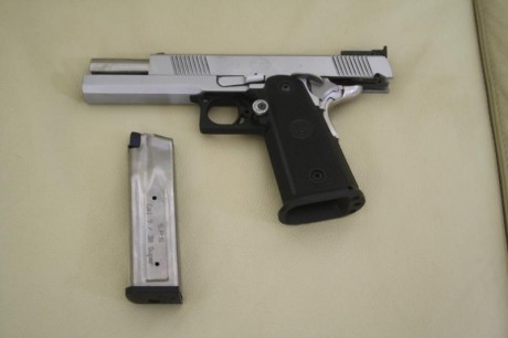 Pistola SPS no se el modelo exacto, junto a SOS pone World Custom, y en el otro lado de la corredera PLUS

Calibre 02