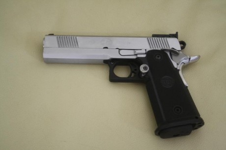 Pistola SPS no se el modelo exacto, junto a SOS pone World Custom, y en el otro lado de la corredera PLUS

Calibre 01