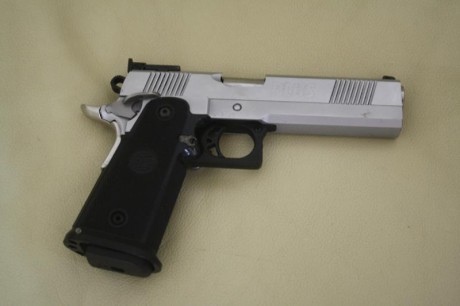 Pistola SPS no se el modelo exacto, junto a SOS pone World Custom, y en el otro lado de la corredera PLUS

Calibre 00