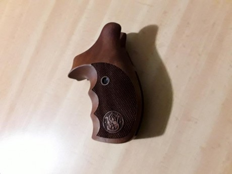 Cachas para revolver S&W armazón N ( redondeado), son Nill sin estrenar. Llevan el logo de S&W, 00