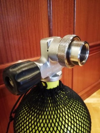 Vendo botella SCUBA 300 bares, seis litros de capacidad. Fue adquirida nueva y se ha usado exclusivamente 01