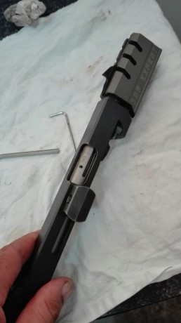 Vendo pistola WALTHER GSP EXPERT CALIBRE 32 con cacha fija en buen estado y con el armazón de la pistola 60