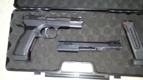 Se vende pistola sps combat 9mm  con carro tanfoglio del 22 lr un cargador de cada calibre y su maletin 01