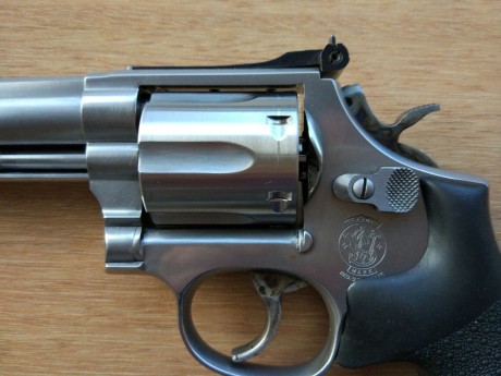 Buenas. Un amigo me pide que ponga a la venta su Smith & Wesson modelo 686. Es del .357 (aunque dispara 02