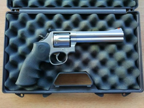 Buenas. Un amigo me pide que ponga a la venta su Smith & Wesson modelo 686. Es del .357 (aunque dispara 01