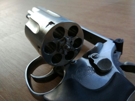 Buenas. Un amigo me pide que ponga a la venta su Smith & Wesson modelo 686. Es del .357 (aunque dispara 00