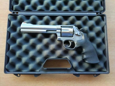 Buenas. Un amigo me pide que ponga a la venta su Smith & Wesson modelo 686. Es del .357 (aunque dispara 12