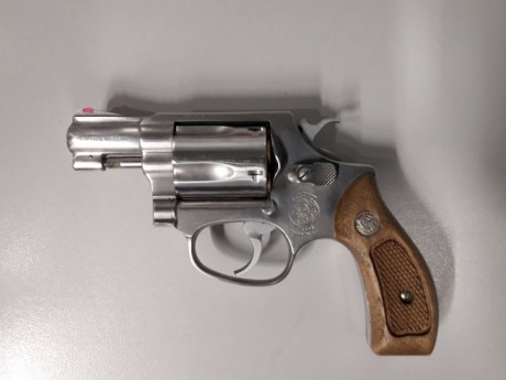 Buenas,

Un compañero se vende este revólver calibre 38 en acero inox marca Smith&Wesson, con cachas 01