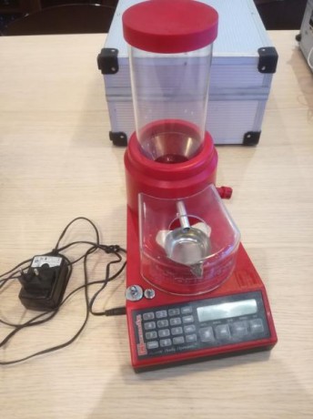 Vendo este dosificador automatico de Hornady por que no lo utilizo.Solo tiro avancarga y tardo mas en 01
