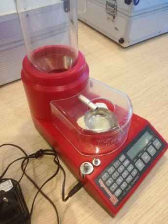 Vendo este dosificador automatico de Hornady por que no lo utilizo.Solo tiro avancarga y tardo mas en 00