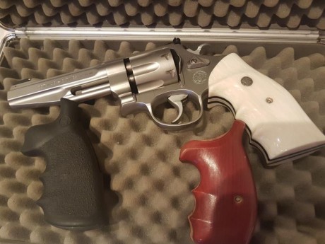 Smith wesson 627 perfomancenter 
Tambor 8 cargas
Acción doble y sencilla
357 38 magnun
800eur

Esta confundido 00