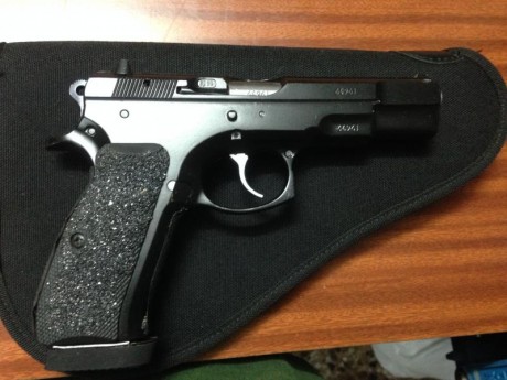 Vendo pistola CZ de calibre 9 mm. en perfecto estado . Tiene todos los muelles sustituidos por los de 02