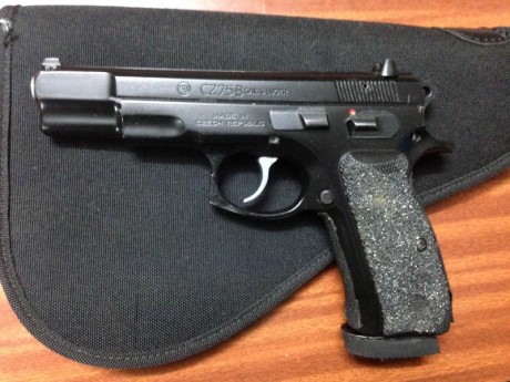 Vendo pistola CZ de calibre 9 mm. en perfecto estado . Tiene todos los muelles sustituidos por los de 01