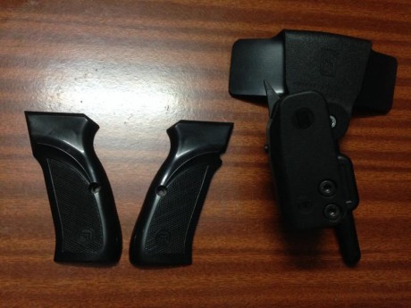 Vendo pistola CZ de calibre 9 mm. en perfecto estado . Tiene todos los muelles sustituidos por los de 00