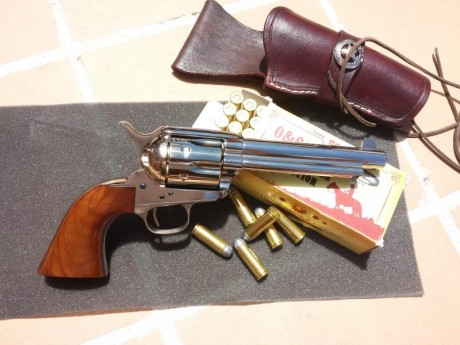 Vendo (500€)muy a mi pesar mi revolver uberti saa 45lc y 5'5 pulgadas de cañon y nickelado con tornilleria 00